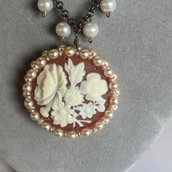 Vintage Boho Pearl and Cream Pendant Necklace - Picture 2 of 7